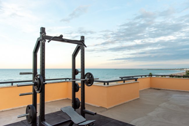 Attrezzo da palestra su terrazza con vista mare.