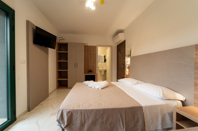 Camera da letto con TV a parete.