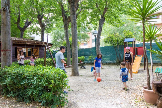Parco giochi con persone e scivolo.