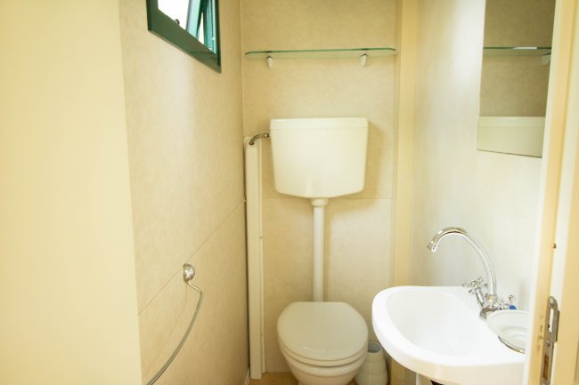 WC con lavandino in bagno.