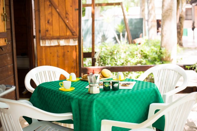 Tavolo da giardino apparecchiato con cibo.