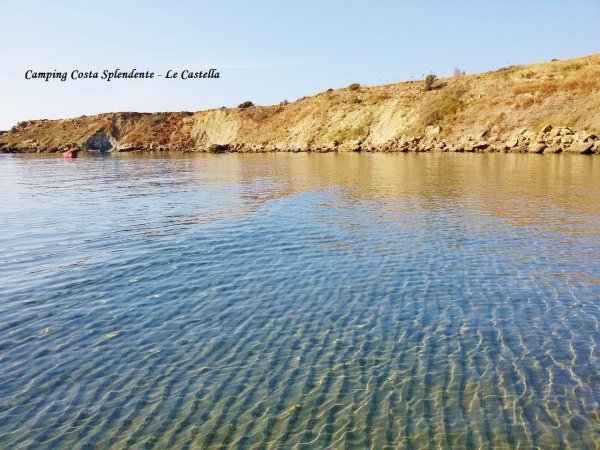 Mare limpido con coste rocciose. Scritta 