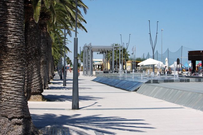 Passeggiata con palme e fontane.