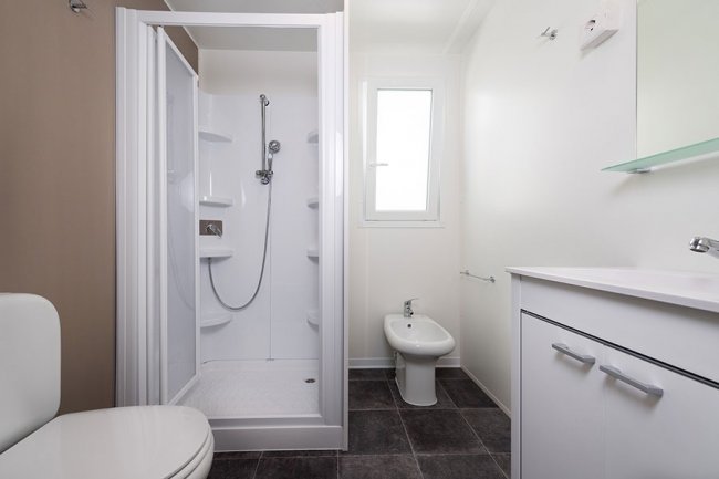 Bagno moderno con doccia, wc e bidet.