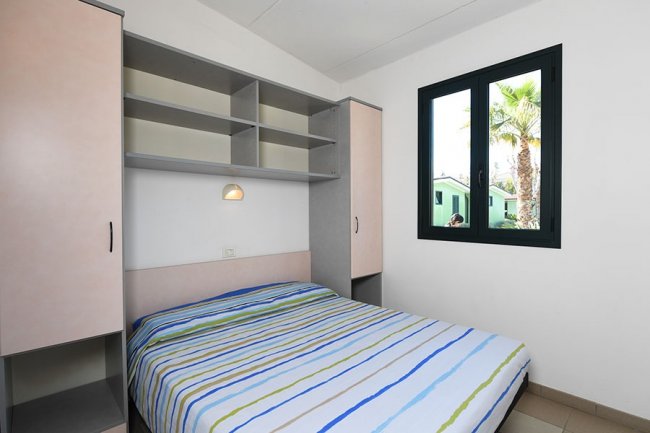 Camera con letto matrimoniale e finestra.