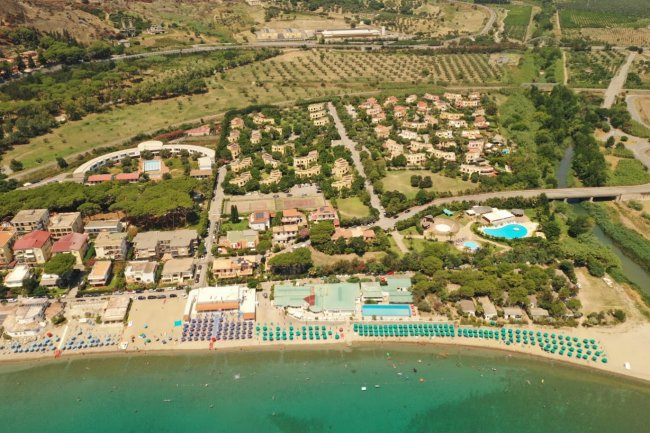 Veduta aerea di un villaggio turistico vicino al mare.