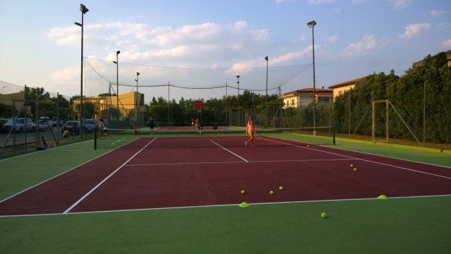 Campo da tennis con persone che giocano.