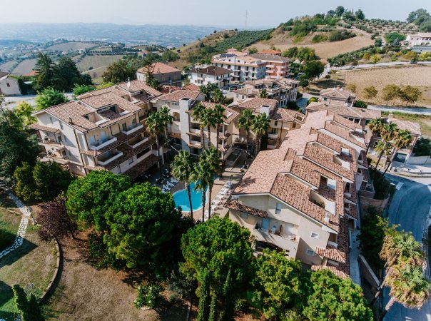 Complesso residenziale circondato da verde.