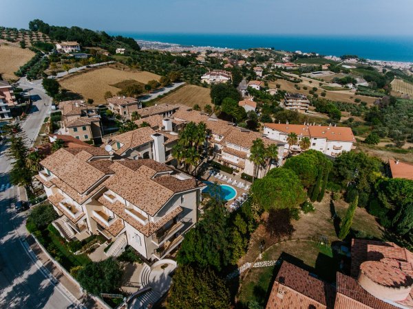 Vista aerea di edifici con mare sullo sfondo.
