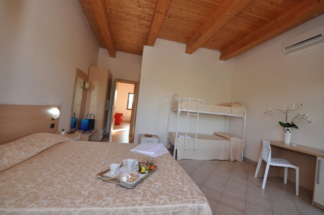 Camera con letto matrimoniale e letti a castello.